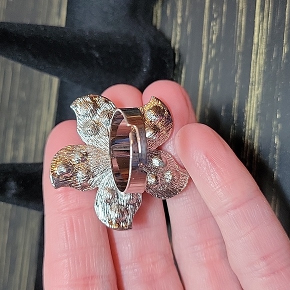 Faux Pearl and Rhinestone Silver Tone Adjustable Flower Ring - Picture 2 of 3